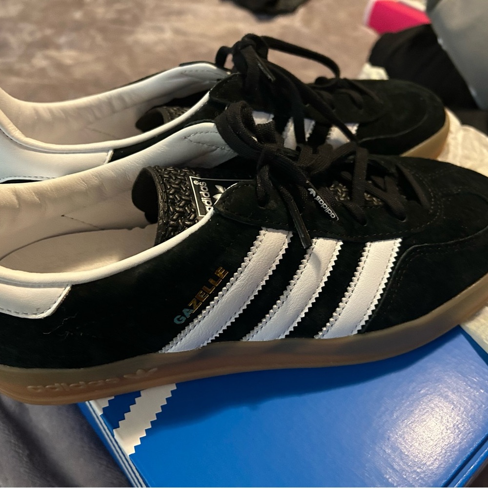 New in box Adidas Gazelle Womens 9.5/Mens 7.5